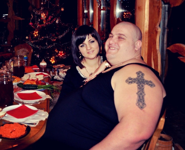 Arkadiy et sa femme s'entraînant ensemble, symbolisant leur nouveau départ