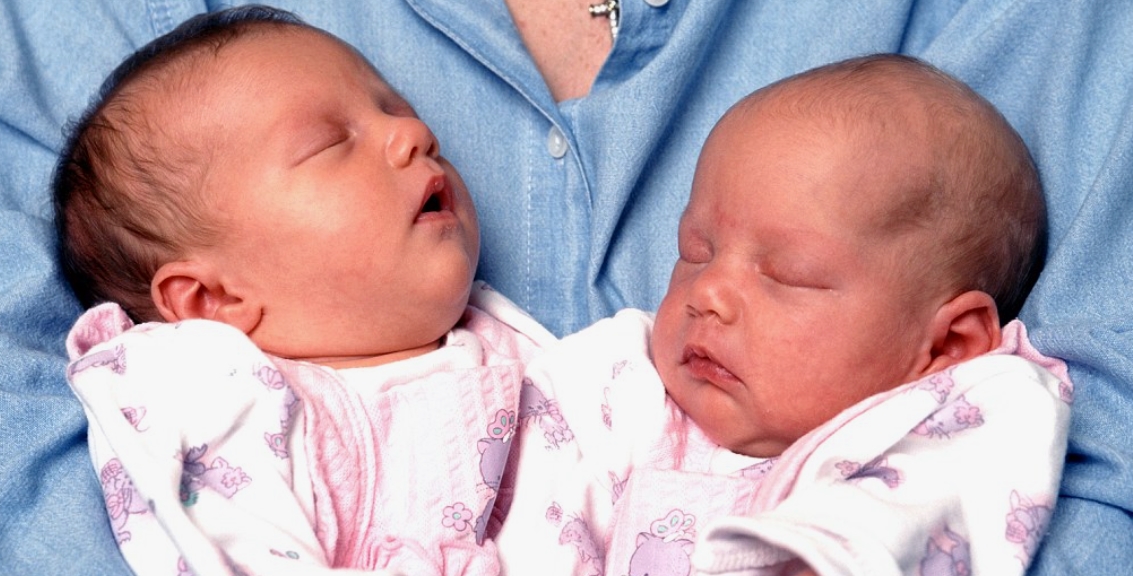 Rencontre tendue dans un bureau entre un homme et une femme