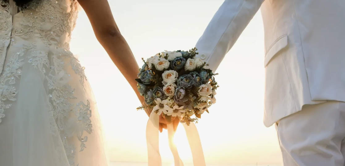 Jeune couple heureux se tenant la main