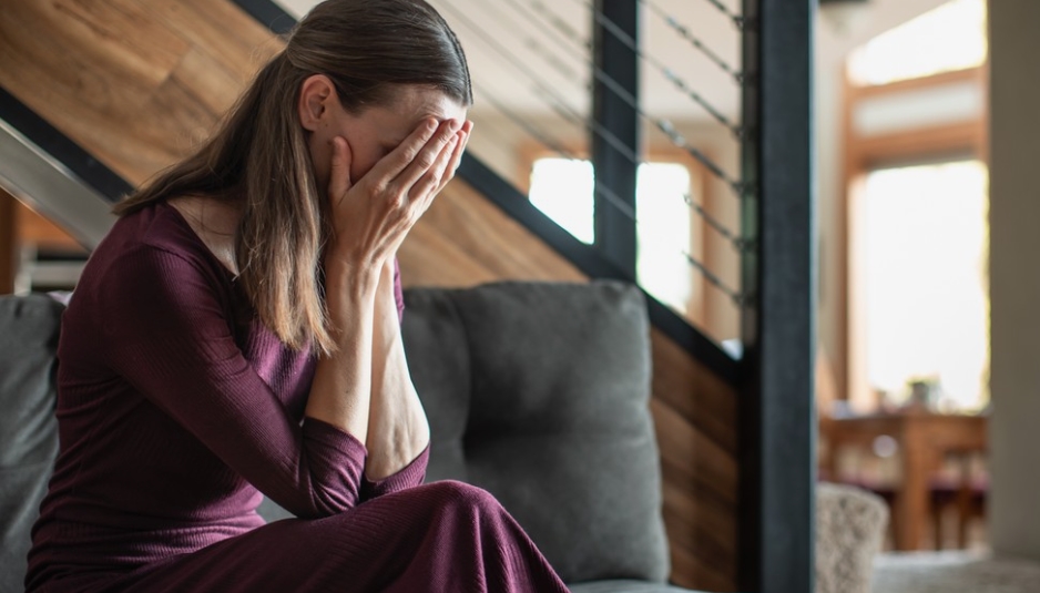 Femme tenant ses deux bébés jumeaux dans ses bras