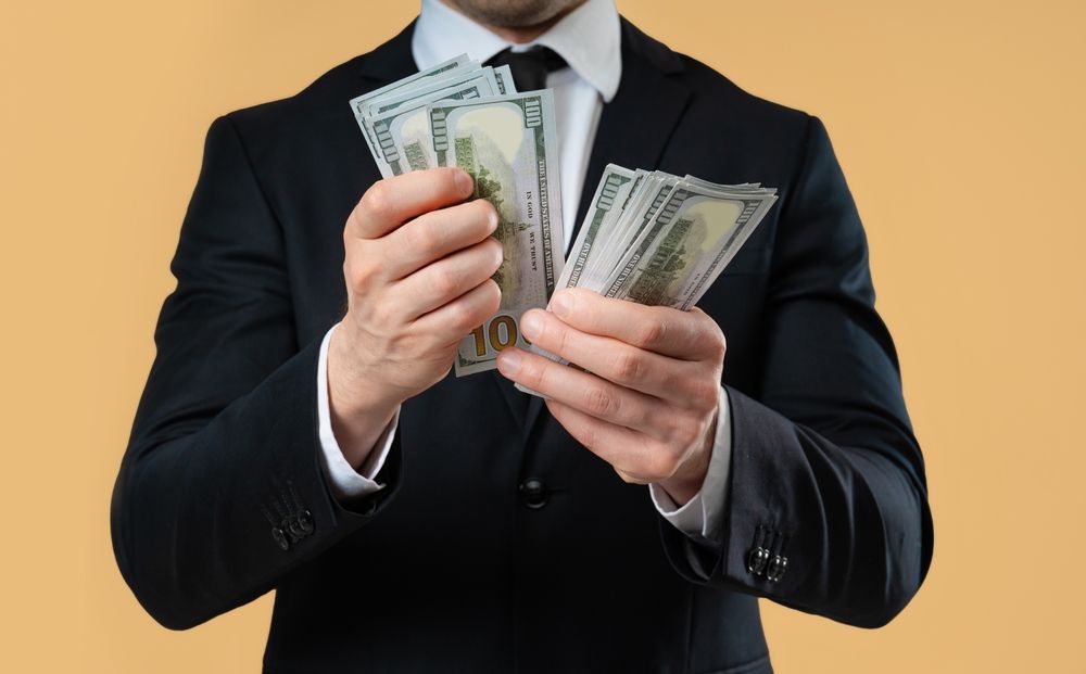 Femme consultant ses finances sur un ordinateur portable, l'air confiante et sereine