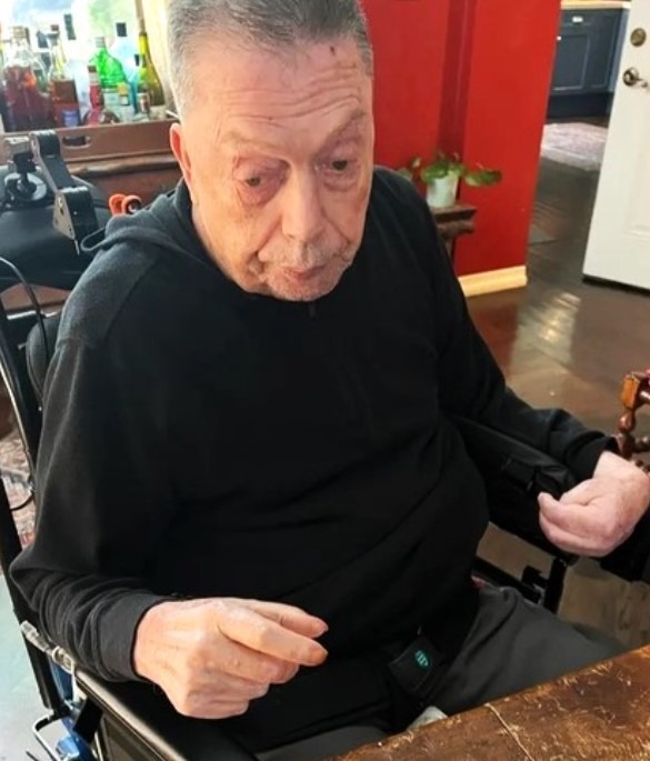 Tim Curry en studio, concentré sur son travail de doublage