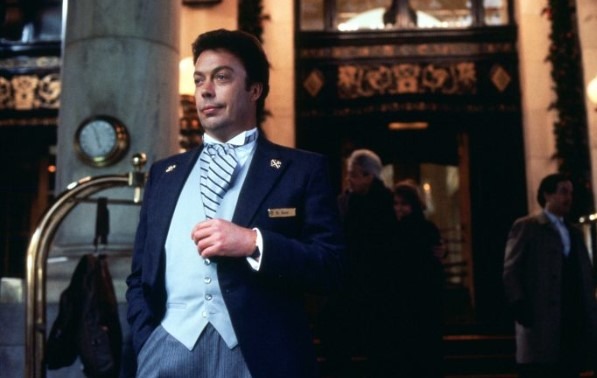 Tim Curry sur le tapis rouge, rayonnant de dignité